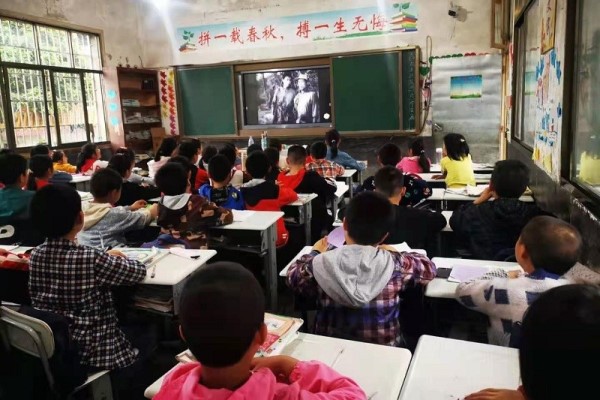 58“跟着电影学党史，红色经典进校园”1.jpg