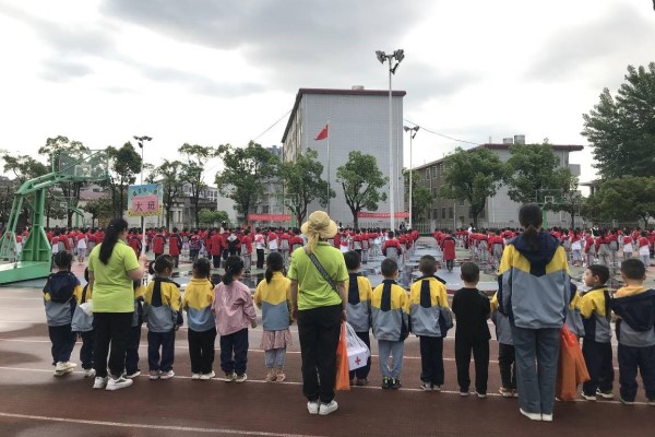 58靖州县永平学校     升旗仪式上学党史  感党恩1.jpg