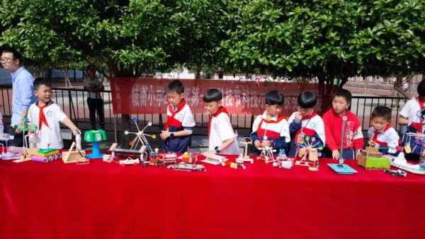 58晒最美作业，开科技之窗——城南小学举办优秀作业展暨第一届科技节3.jpg