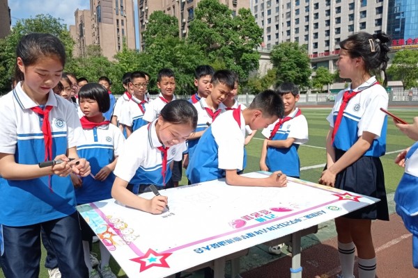 5 感恩 成长 学生毕业动员大会  图1.jpg