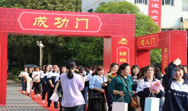 5安化二中：高三成人礼隆重举行3.jpg