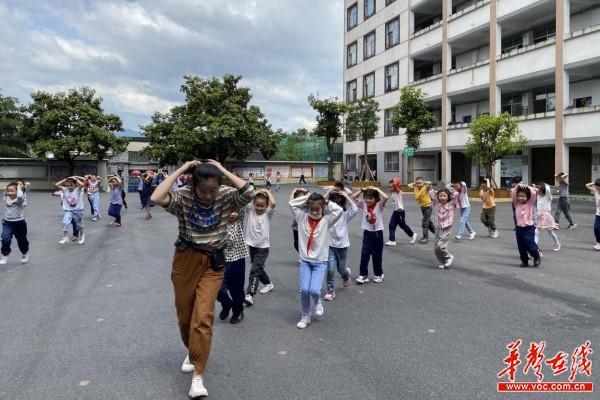 5靖州县土桥小学开展防震减灾应急疏散演练1.jpg