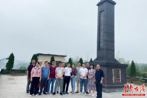 5石牛江镇卫生院开展主题党日活动2.jpg