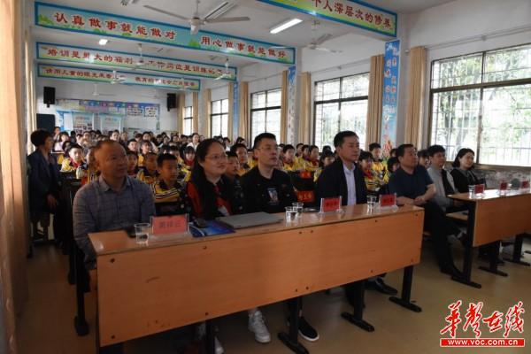 5冷水江市思政课改革创新示范课观摩暨娄底市刘红霞小学德育名师工作室送教下乡活动在中连乡中心小学举行1.jpg