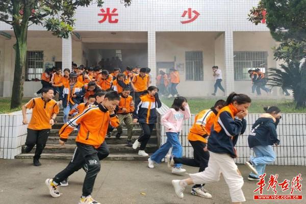 5安乡县出口洲中学开展消防培训疏散演练进校园活动1.jpg
