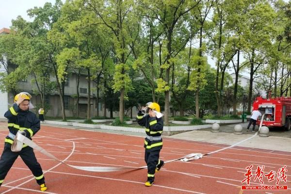 5安乡县出口洲中学开展消防培训疏散演练进校园活动2.jpg