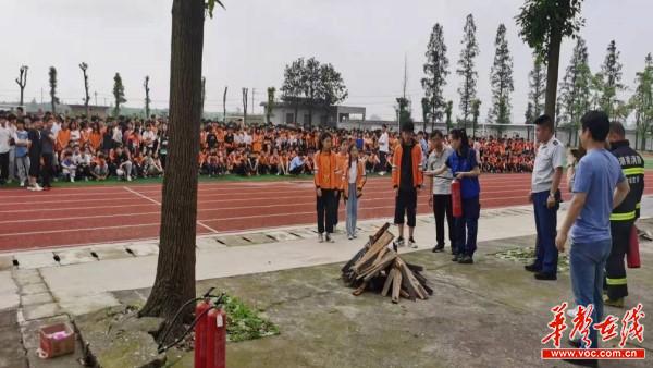 5安乡县出口洲中学开展消防培训疏散演练进校园活动3.jpg