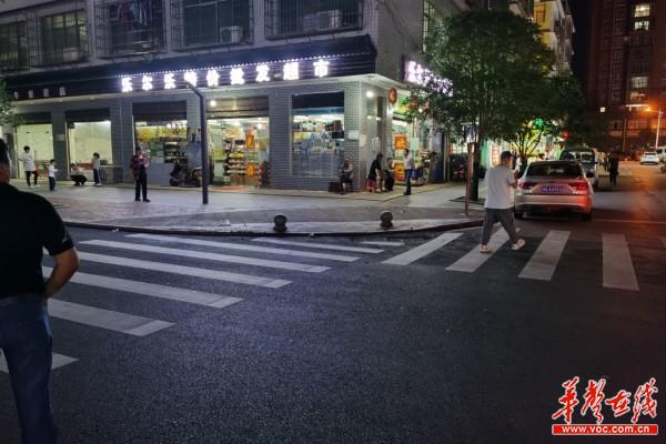 5南鑫 史花2021.5.19流动摊贩安“家”落户 整治夜市守护“鑫”蓝天(1)(1)4.jpg