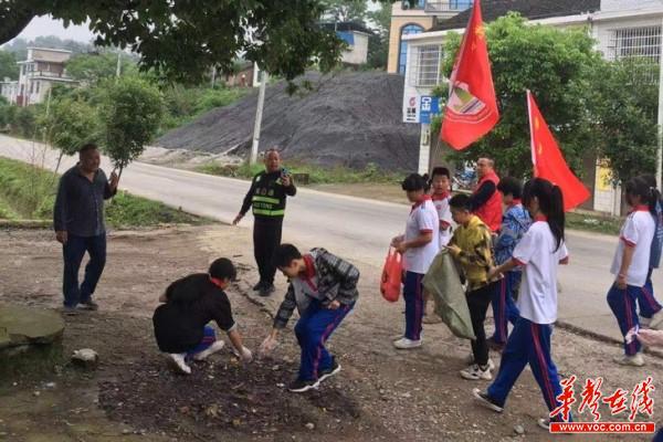 5曹家镇胜利学校隆重举行环保社会实践活动2.jpg