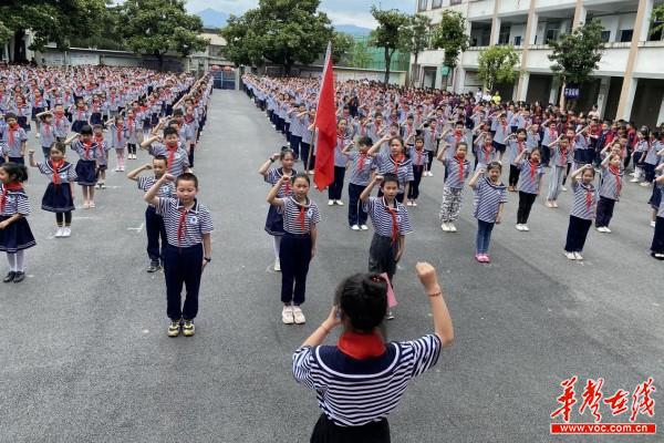 5靖州县土桥小学开展“做党的接班人”中国少年先锋队新队员入队仪式3.jpg
