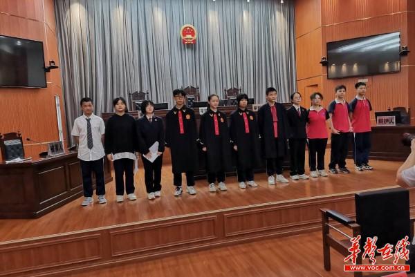 6普法宣传进校园之：走进法庭，我是法官3.jpg