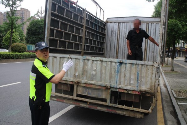 常德经开区交警大队：货车违规载人，交警及时查处除隐患1.jpg