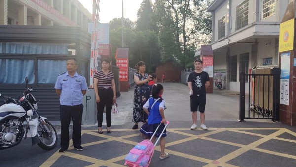 6.8沅江市黄茅洲镇中心小学：心系安全，情牵校园1.jpg