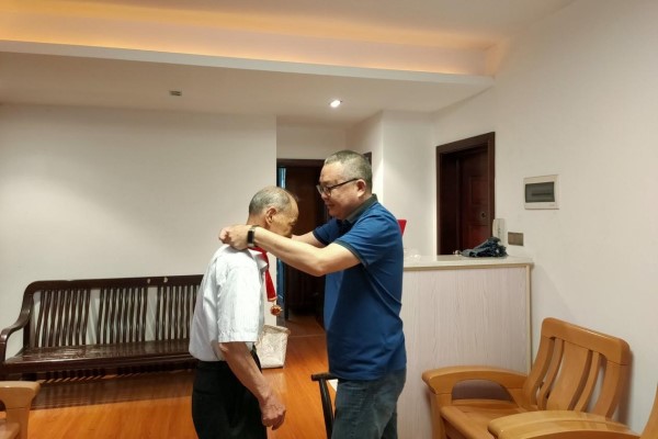 常德市第二人民医院：为老党员颁发“光荣在党50年”纪念章1.jpg