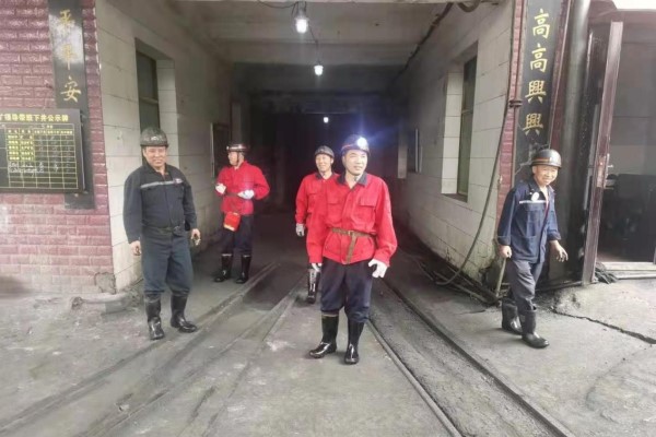 石冲口镇镇长突击检查煤矿安全生产工作1.jpg