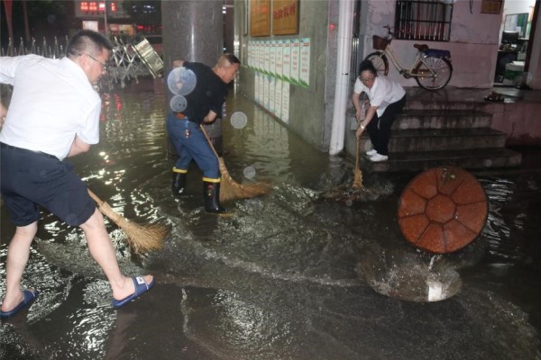 桃江七中紧急排涝保中考2.jpg