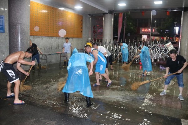 桃江七中紧急排涝保中考4.jpg