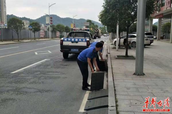1清除路面“绊脚石”2.jpg