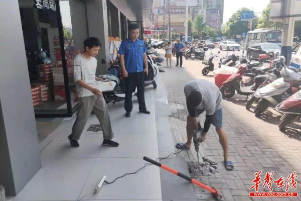1清除路面“绊脚石”3.jpg