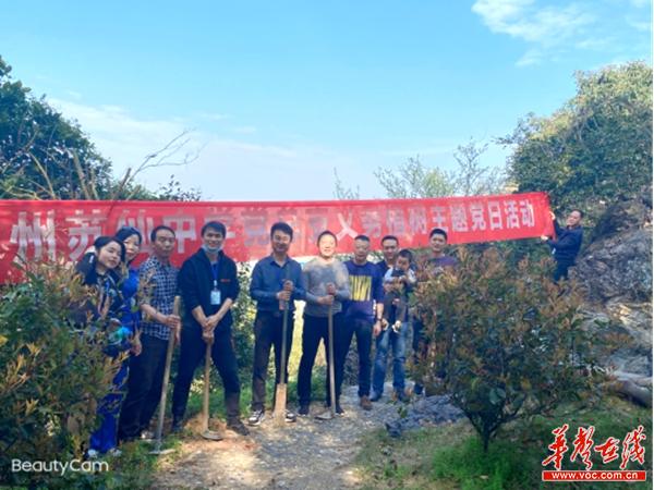2022年上期郴州苏仙中学义务植树主题党日活动213_副本.jpg