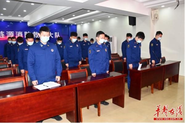云祭扫 忆先烈 守初心｜涟源消防多种形式开展清明祭奠英烈活动(1)414_副本.jpg